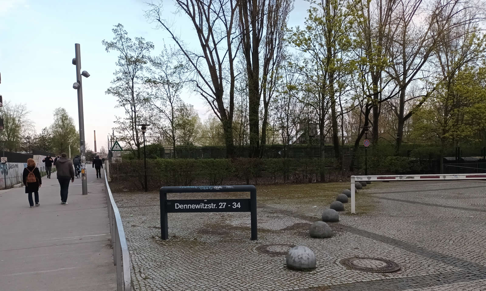 Dennewitzstraße 35: Einweihung der Informationstafel zur Ofenbaufirma H. Kori GmbH